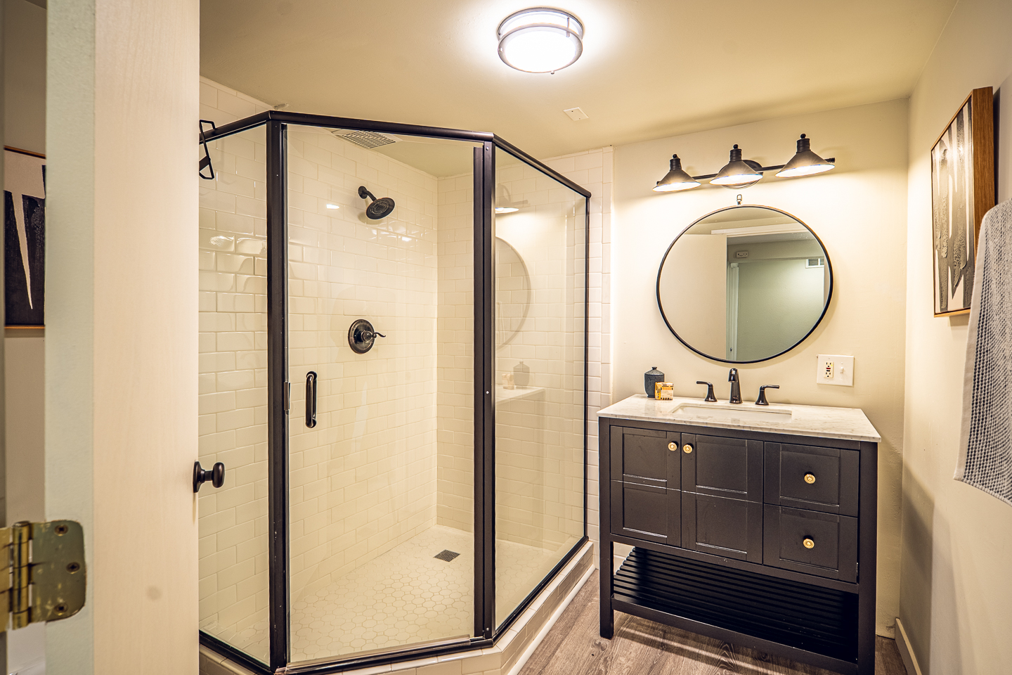 5806 NE 32nd Pl downstairs bath