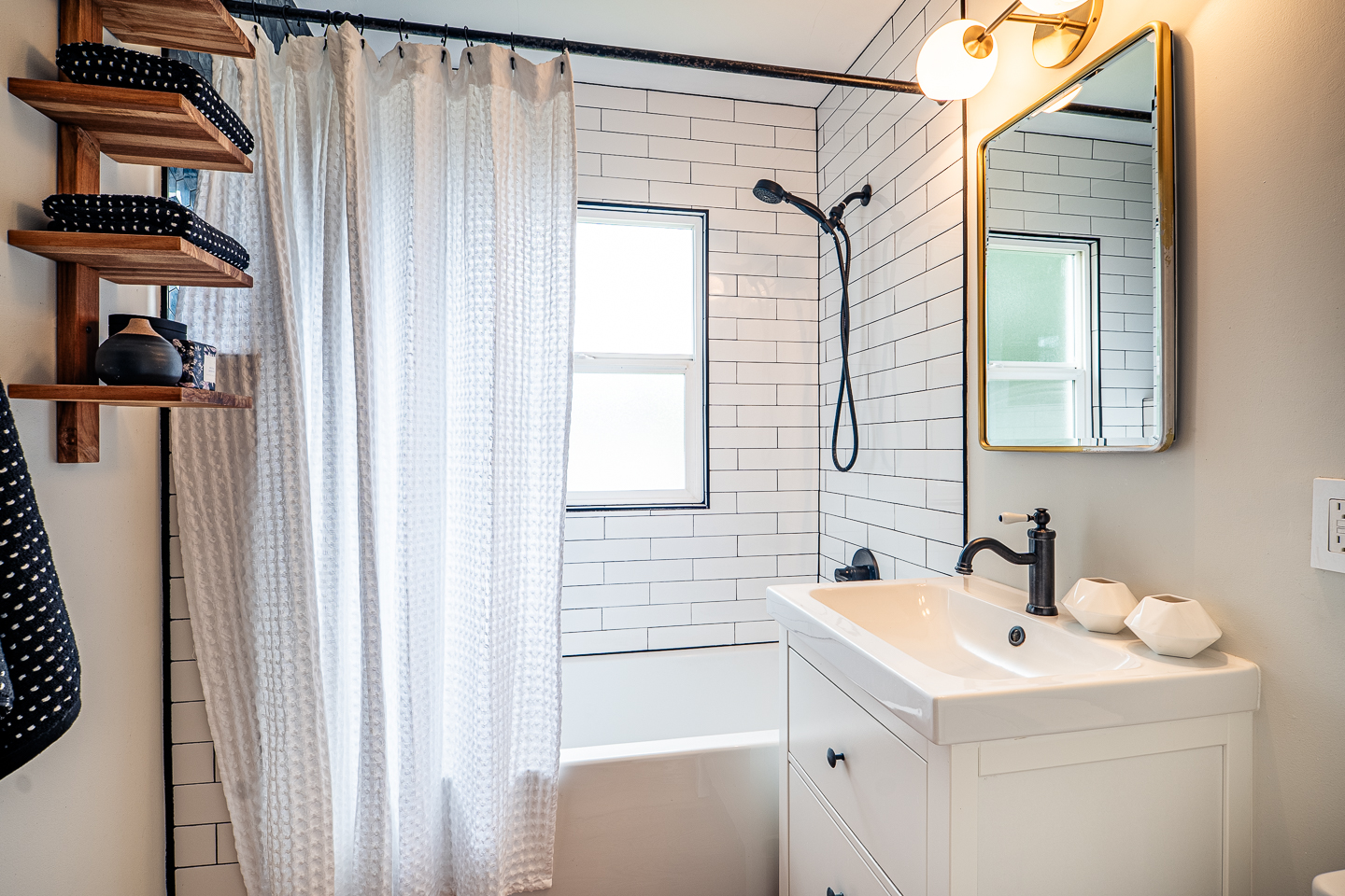 5806 NE 32nd Pl upstairs bath